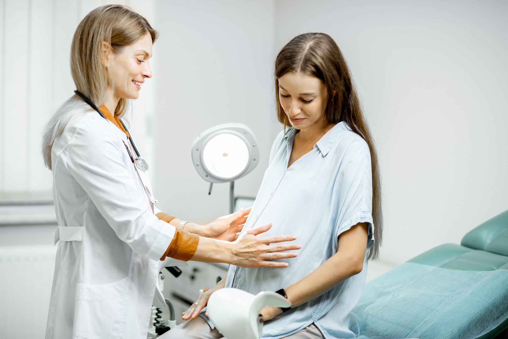 Femme enceinte avec ginécologue
