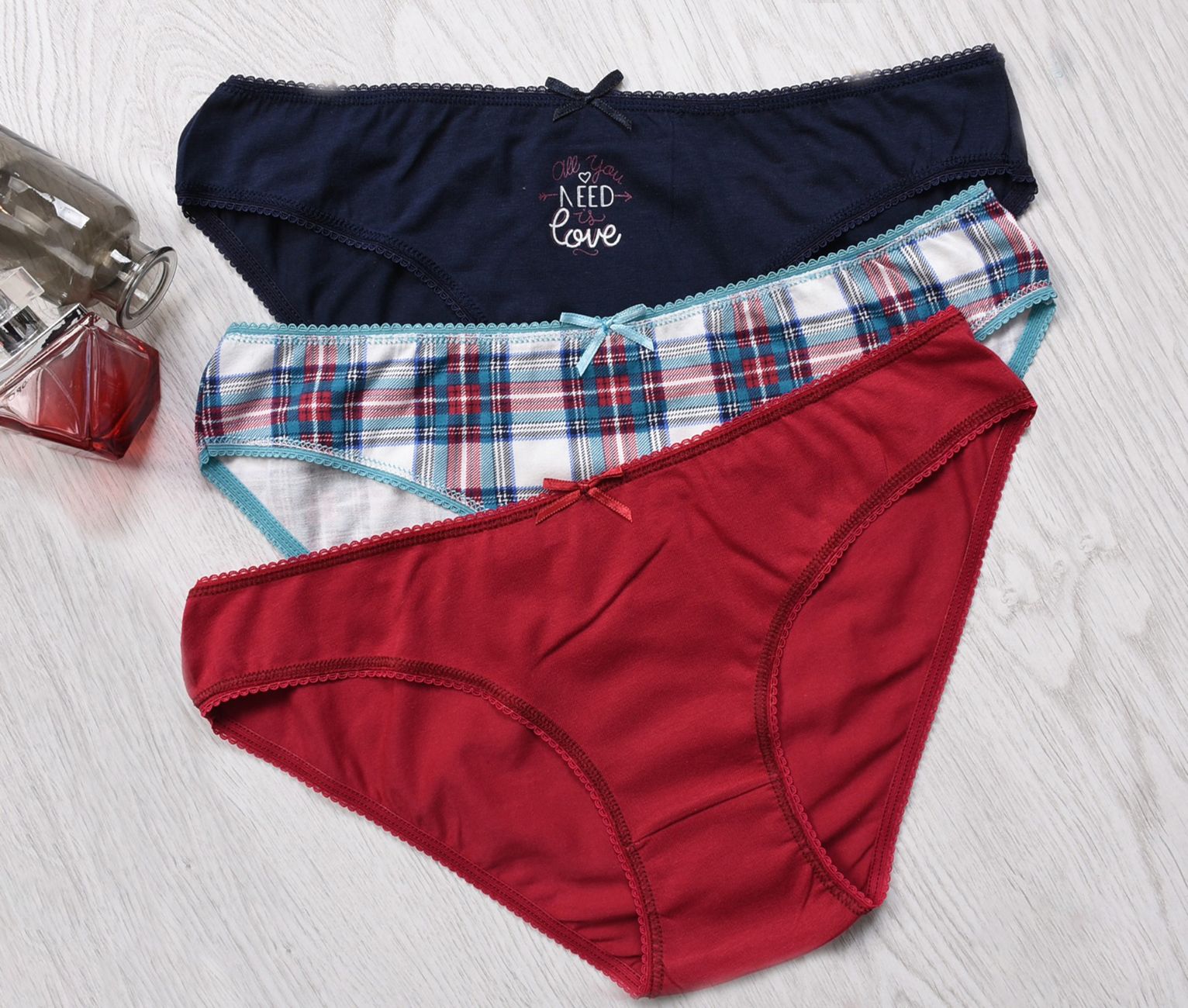 Pierre Cardin lance une ligne de lingerie et de maillots de bain pour femme à petits prix