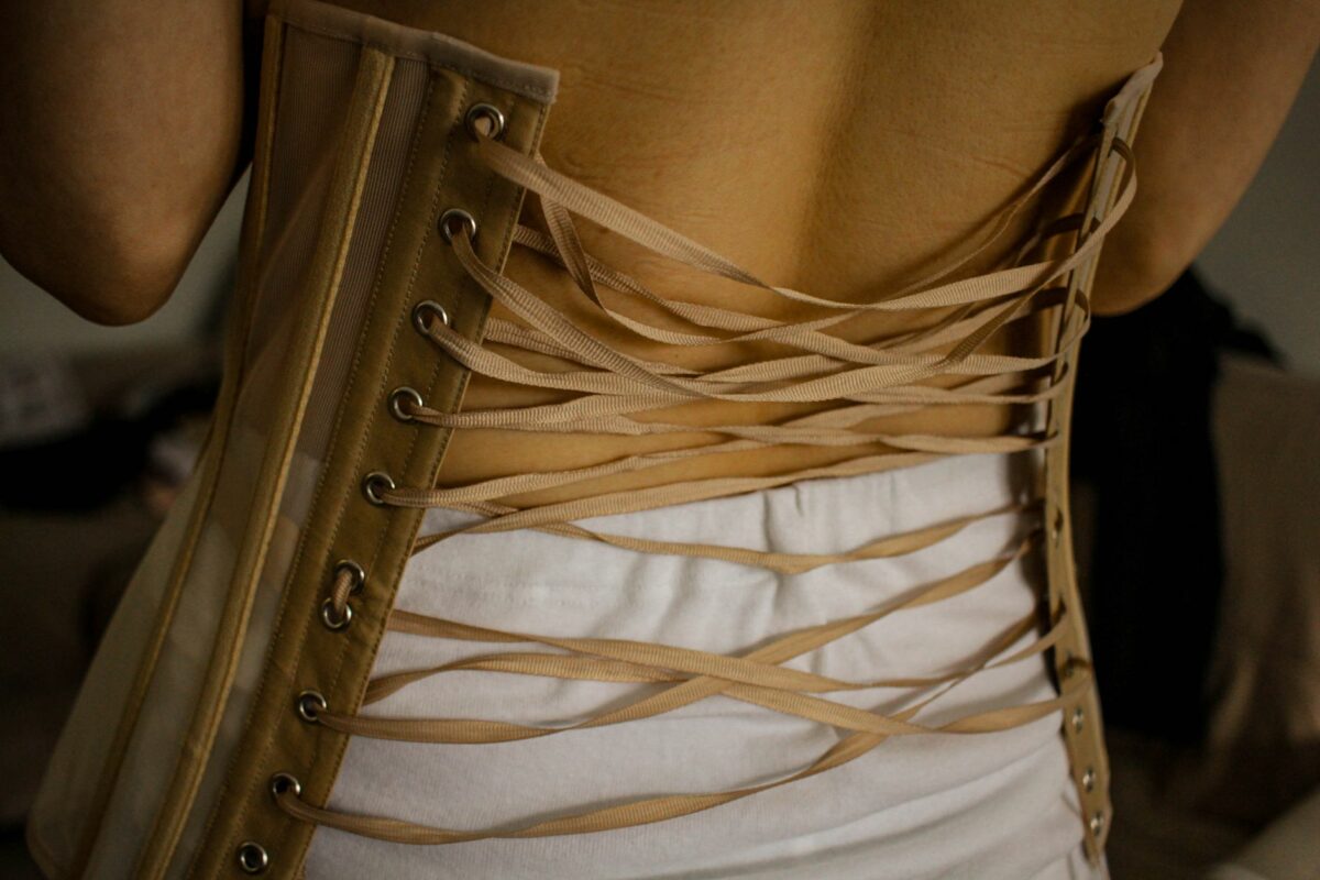 Défilé Victoria&rsquo;s Secret 2026 : corsets, tulle et reflets argentés, les tendances lingerie à retenir