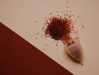 Coupe menstruelle en silicone sur fond rose