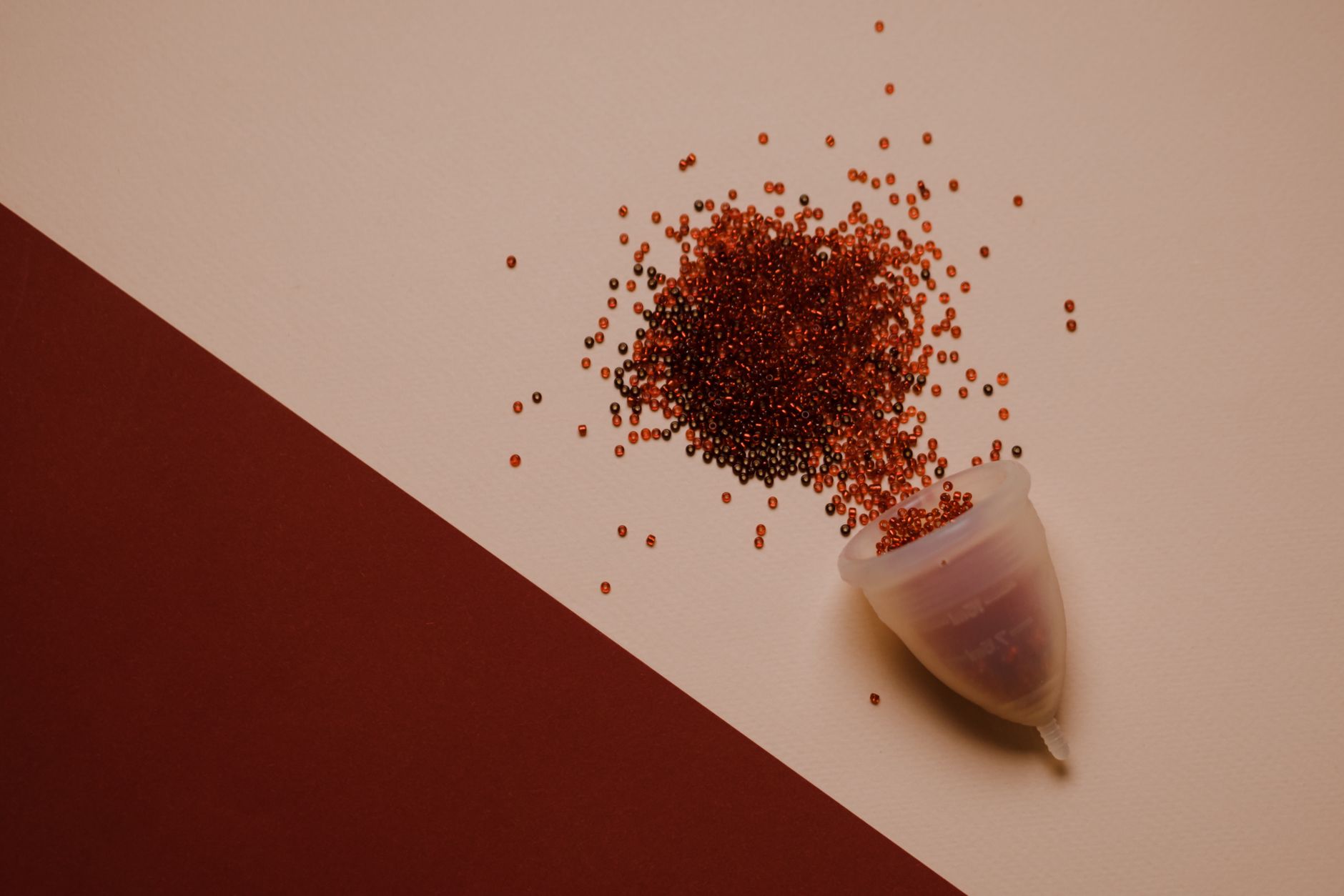 Coupe menstruelle en silicone sur fond rose